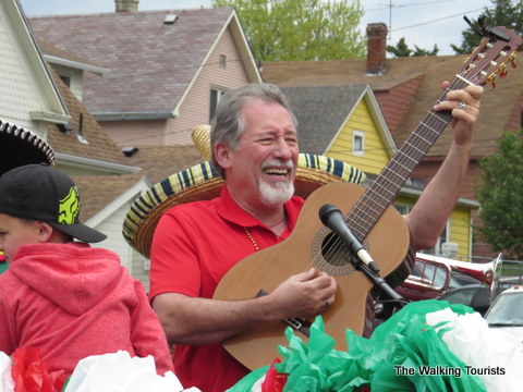 Singer belts out a tune on float at Cinco de Mayo parade