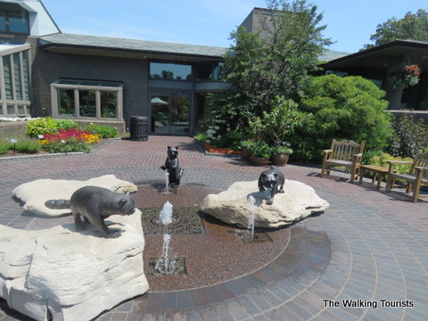 Fountain with raccoons 